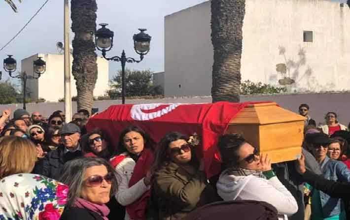 Photo du jour - Le cercueil de Lina Ben Mhenni port par des femmes

