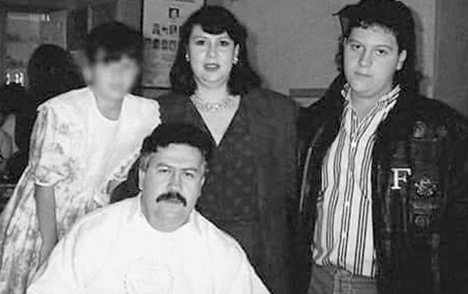 Abir Moussi et la femme de Pablo Escobar, les internautes en rigolent

