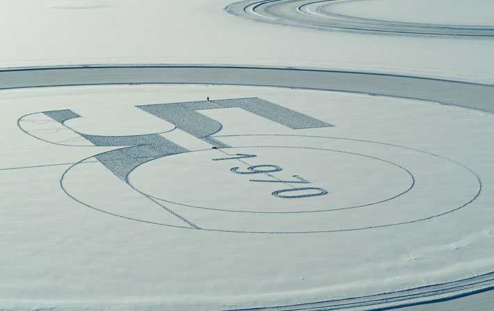 Célébration du jubilé d’or du Range Rover avec une œuvre unique de “snow art”