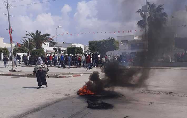 Covid-19 : des citoyens bravent l'interdiction de se rassembler pour manifester !