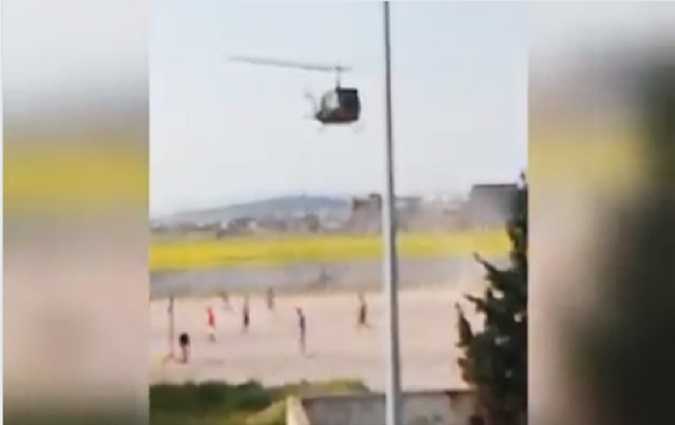 Un hélicoptère de l’armée intervient en pleine partie de foot !

