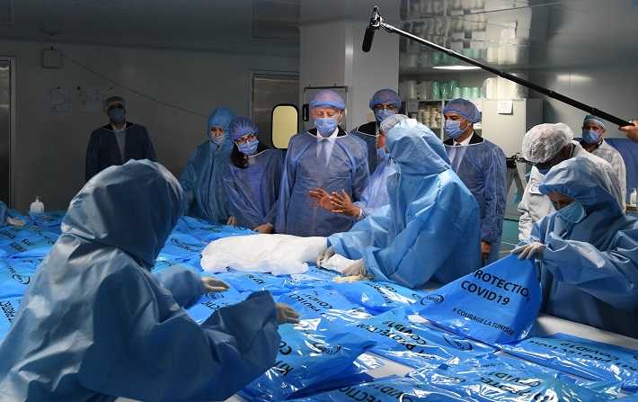 Kaïs Saïed se rend dans une usine de fabrication de tenues de protection médicale à Kairouan