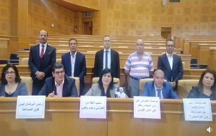 En sit-in, Abir Moussi transmet un direct depuis le Parlement