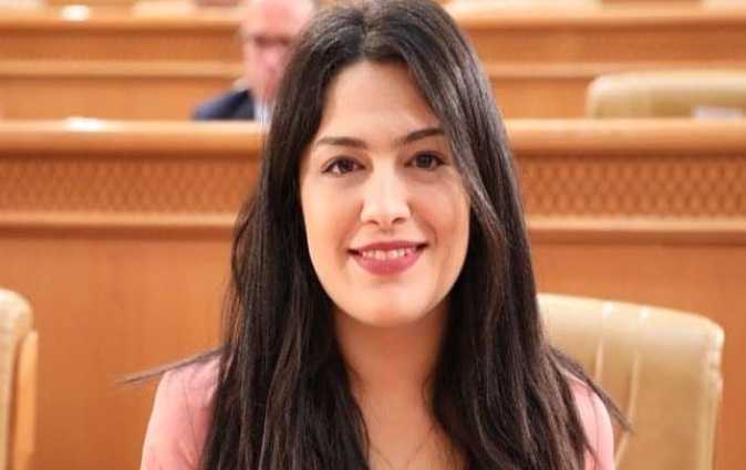 Nesrine Lamari dnonce des violations indites dans lhistoire du Parlement 
