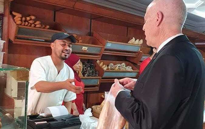 Photo du jour – Kaïs Saïed ne craint pas le pain !