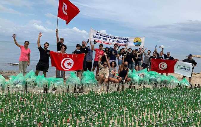 En une journe, 4000 bouteilles ramasses sur une plage de Gammarth !

