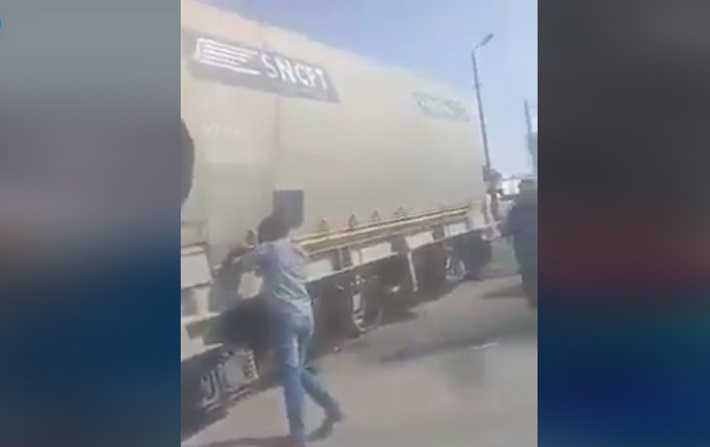 A Gafsa, des ouvriers bloquent la route avec un train !

