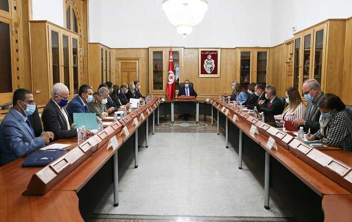 Hichem Mechichi préside la réunion de la commission de lutte contre le Covid-19