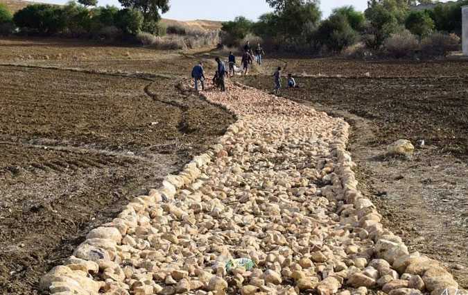 Jendouba : des habitants construisent un chemin de pierres menant  l'cole pour leurs enfants 