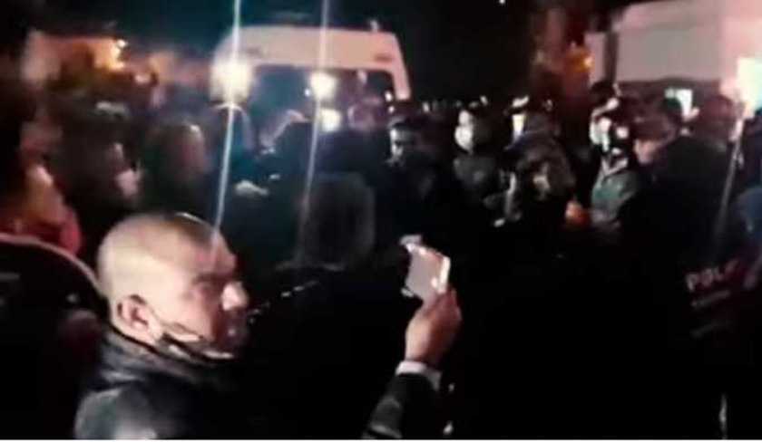 Hichem Mechichi accueilli à coup de « dégage » devant l'hôpital de Jendouba