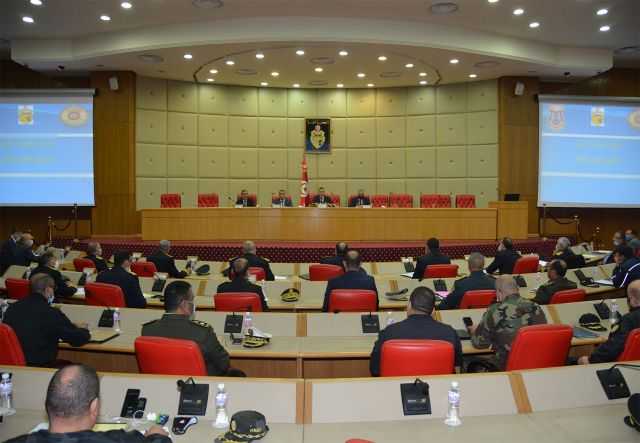 Taoufik Charfeddine préside une réunion sécuritaire à la direction générale de la Garde nationale