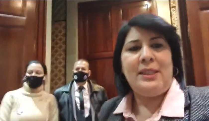 Abir Moussi monte la garde devant le bureau de Ghannouchi et dénonce des réunions secrètes