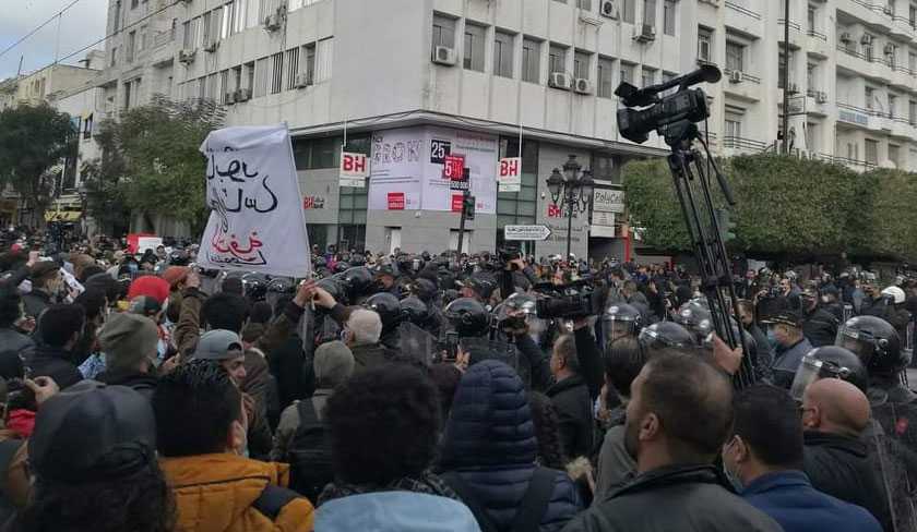 Manifestants  lavenue Habib Bourguiba : La rvolution est en marche !

