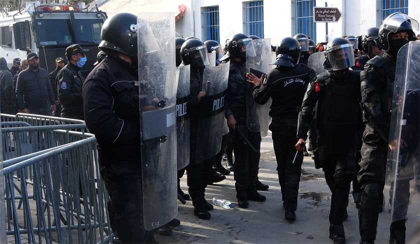 Les manifestants empêchés d'arriver au Parlement