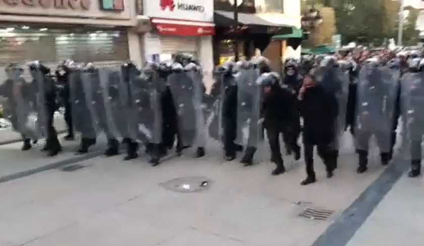 La police ferme les accs  lavenue Habib Bourguiba devant les manifestants