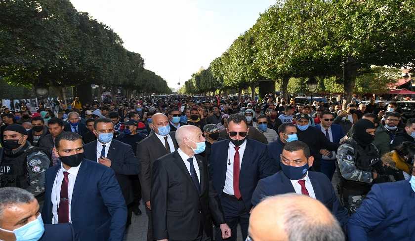 En vidéo - Kaïs Saïed s'offre un bain de foule à l’avenue Habib Bourguiba