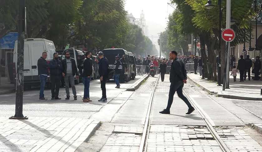 En photos et vidéo - La police bloque les accès à l’avenue Habib Bourguiba en prévision des manifestations 

