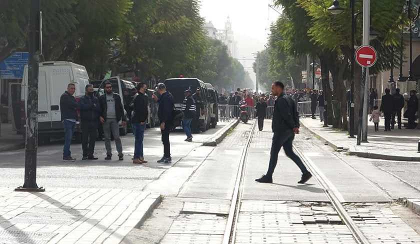 En photos et vido - La police bloque les accs  lavenue Habib Bourguiba en prvision des manifestations 
