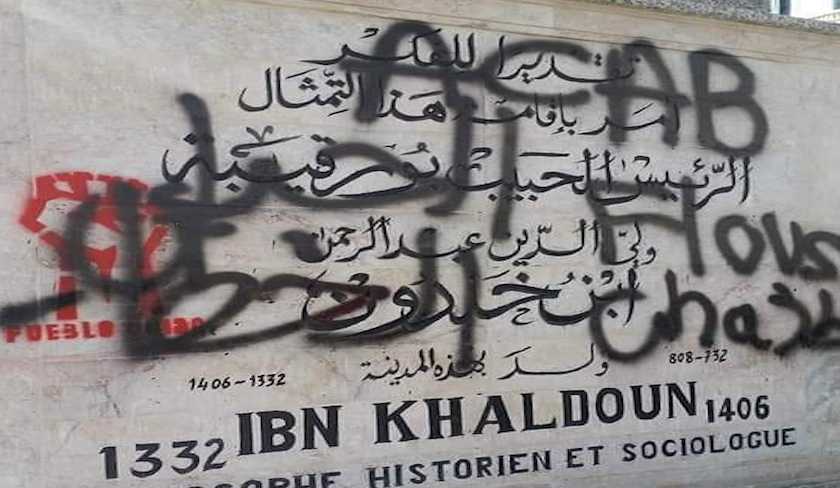 La statue d’Ibn Khaldoun vandalisée lors de la manifestation des partis de gauche