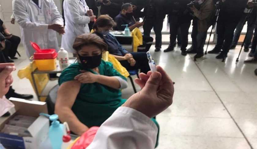 Photo du jour : Mehrezia Hammami, première personne vaccinée aujourd'hui