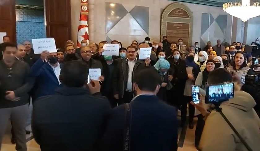 Les agents de lARP en sit-in pour protester contre Abir Moussi