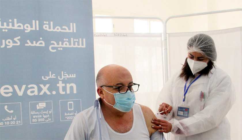 Covid-19 : Le ministre de la Sant se fait vacciner