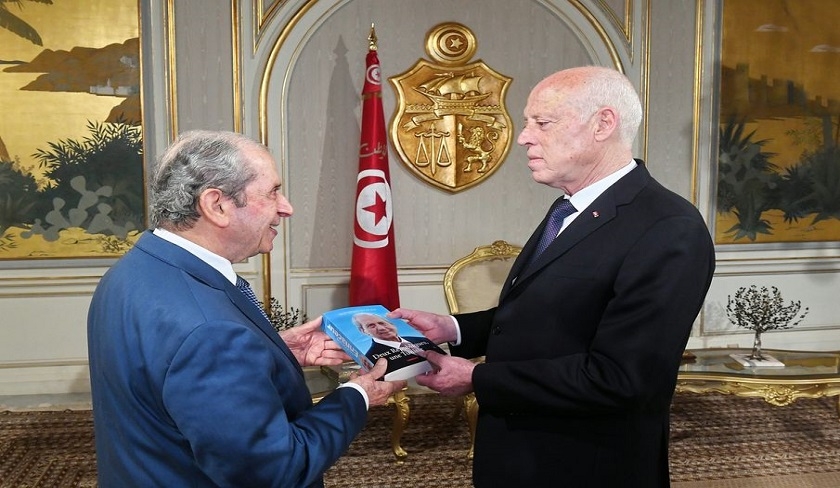 Kas Saed reoit des mains de Mohamed Ennaceur un exemplaire de son livre  Deux Rpubliques, une Tunisie 