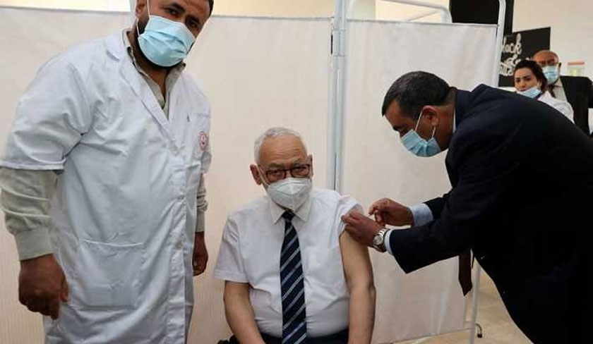 Rached Ghannouchi se fait vacciner

