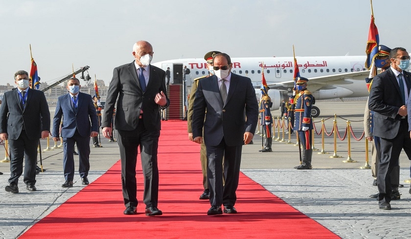 Kaïs Saïed reçu par Al Sissi à l’aéroport du Caire