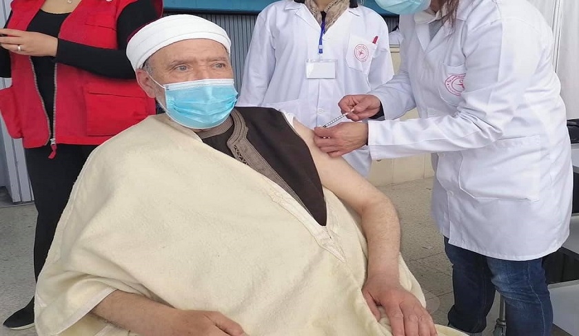 Le Mufti reoit le vaccin anti-Covid et rappelle que cela ne rompt pas le jene 