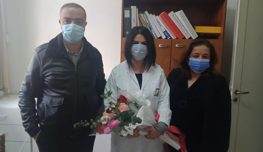 La direction de RTCI remet un bouquet de fleurs  Samar Samoud