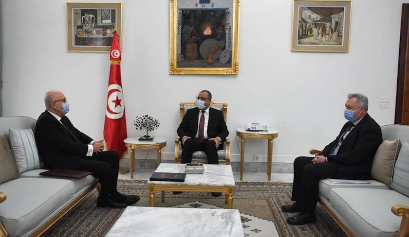 Marouen Abbassi présente les états financiers de l’année 2020 à Hichem Mechichi