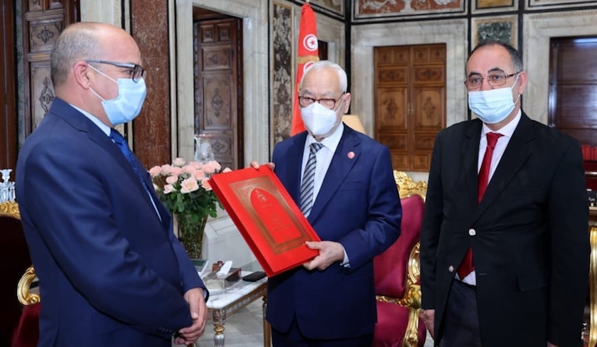 Bouzakher remet  Ghannouchi le rapport dactivit annuel 2018-2019 du CSM 
