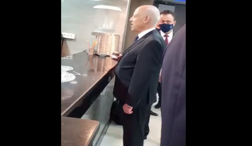 Kaïs Saïed au comptoir d’un café à El Mnihla