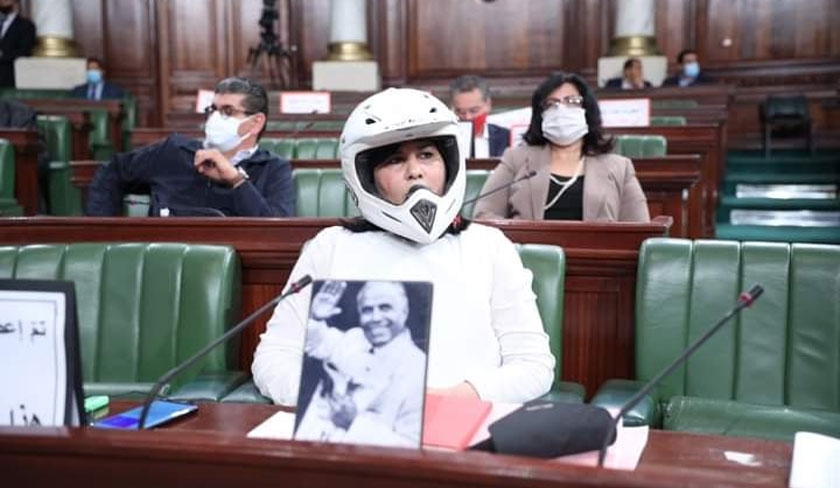 Abir Moussi se présente à l’assemblée avec un casque de motard et un gilet pare-balles
