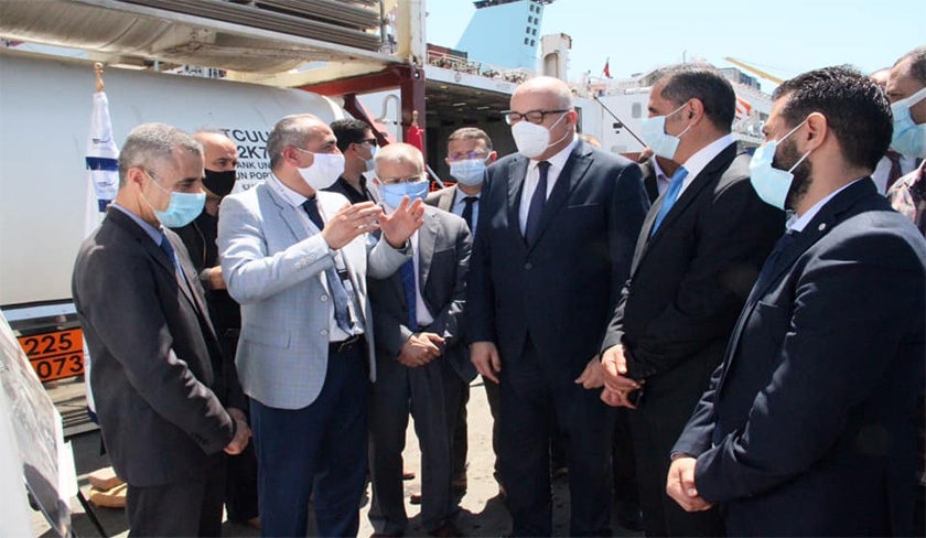 Faouzi Mehdi au port de Rads pour rceptionner une nouvelle livraison doxygne