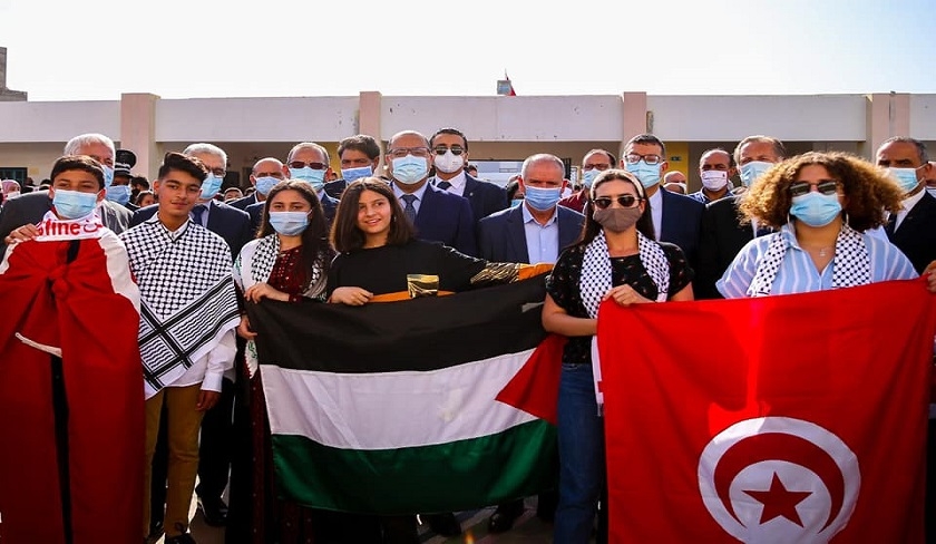 Hichem Mechichi salue le drapeau palestinien dans un lycée à Hammam Chott