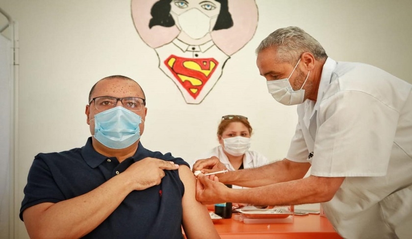 Hichem Mechichi reçoit la deuxième injection du vaccin anti Covid-19