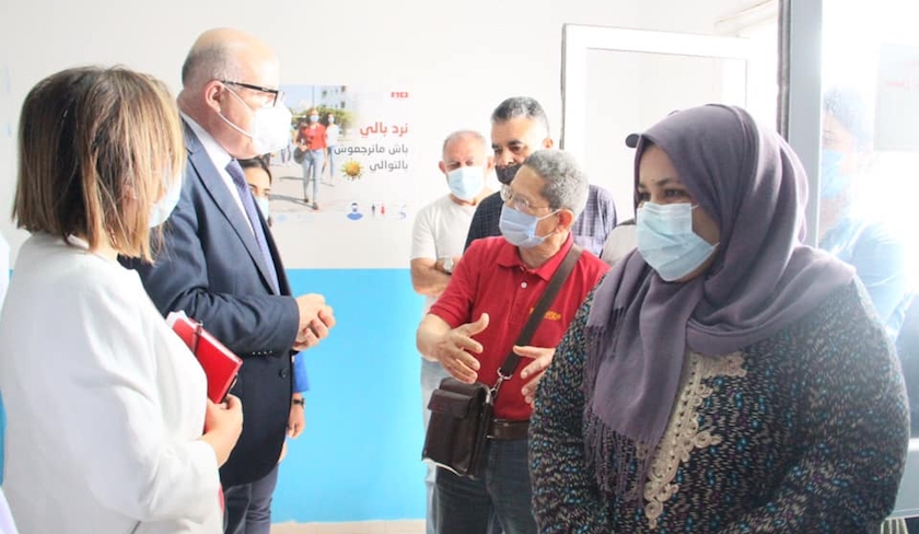 Faouzi Mehdi en visite dinspection au centre de vaccination de la Mnihla 
