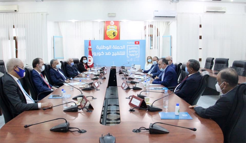 Faouzi Mehdi se réunit avec les anciens ministres de la Santé