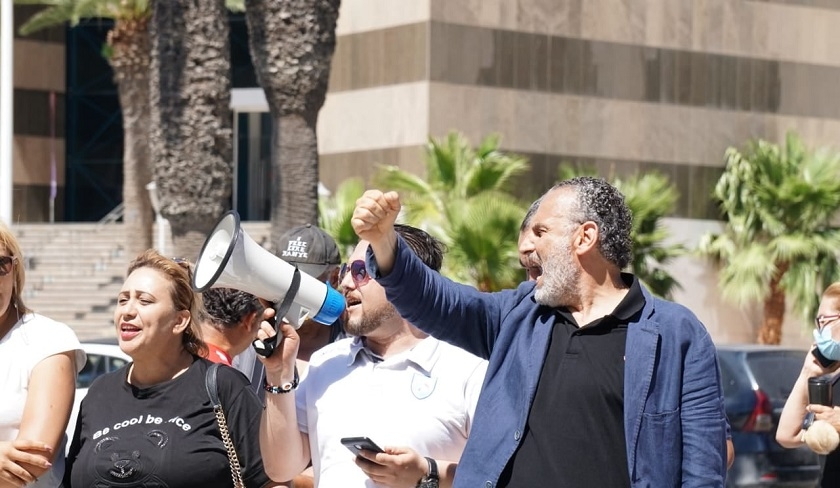 Les députés Qalb Tounes entament un sit-in au bureau du juge d’instruction du Pôle économique et financier