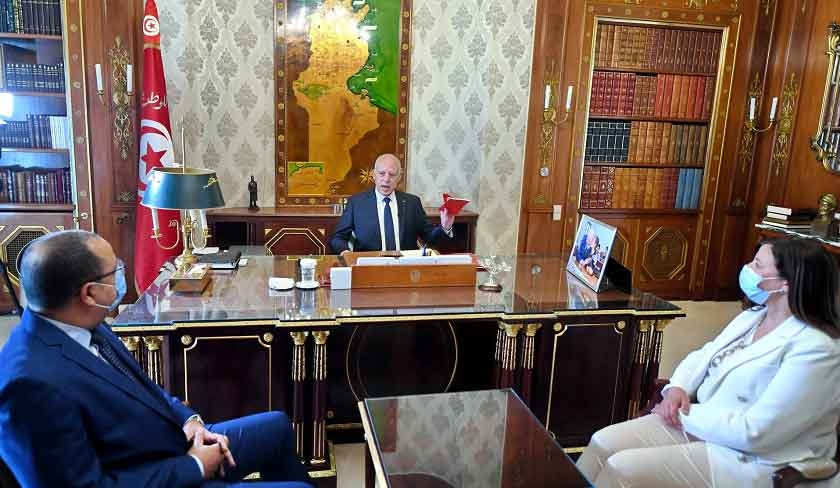 Kaïs Saïed sermonne Hichem Mechichi et Hasna Ben Slimane derrière son bureau