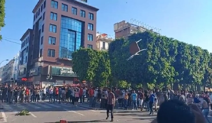 En images – Affrontements entre les manifestants et la police à l’avenue Bourguiba