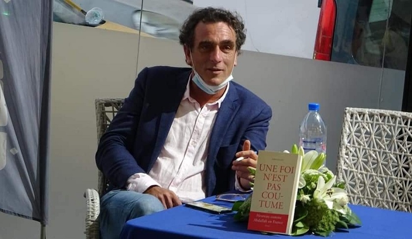 Karim Guellaty prsente son livre  Une foi nest pas coutume   la librairie Al Kitab  la Marsa