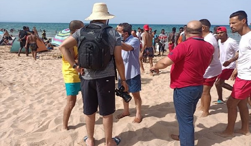 Les autorits locales et le maire de la Marsa interviennent pour vacuer la plage


