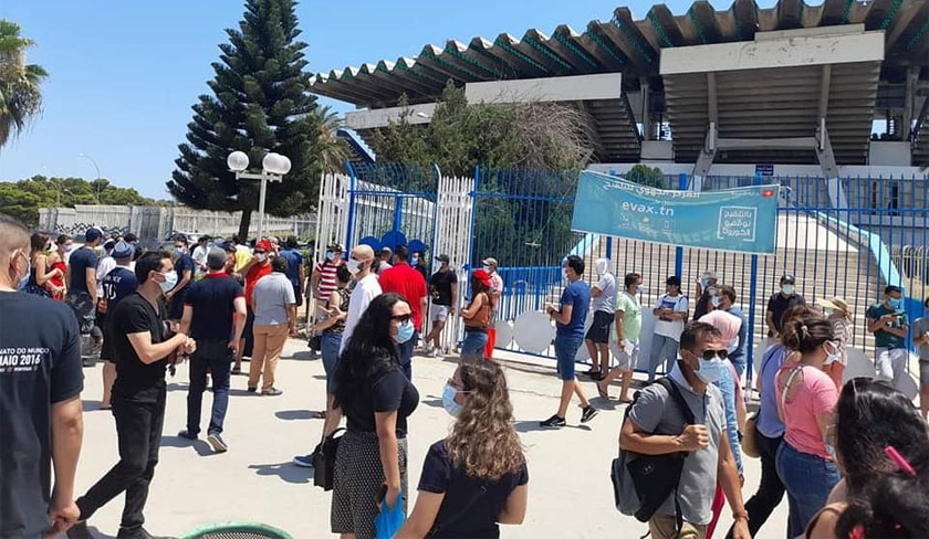 En photos : De longues files d’attente devant les centres de vaccination