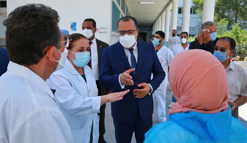 En visite à l’hôpital Abderrahmen Mami, Mechichi appelle à la suppression de tous les congés annuels