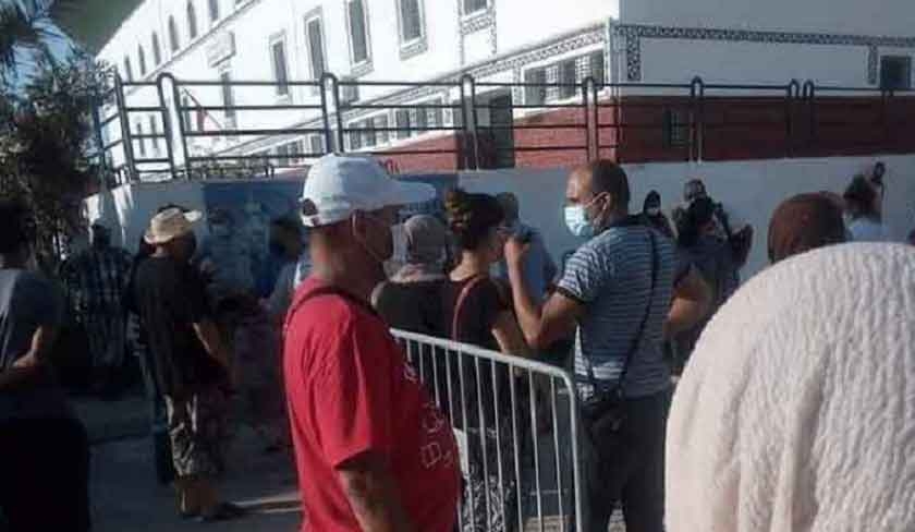 En photos  Les Tunisiens font la queue devant des centres de vaccination pourtant ferms