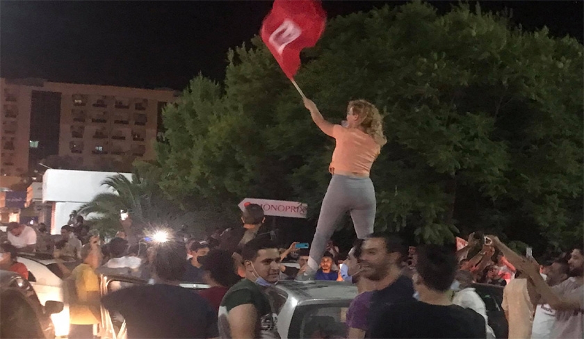 En photos - Scènes de liesse après les décisions de Kaïs Saïed