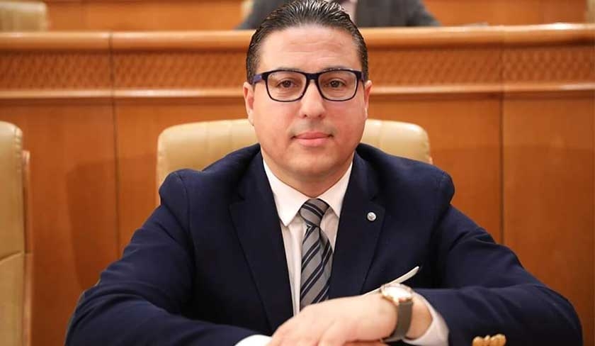 Hichem Ajbouni s’interroge sur la fuite de Nabil Karoui en Algérie